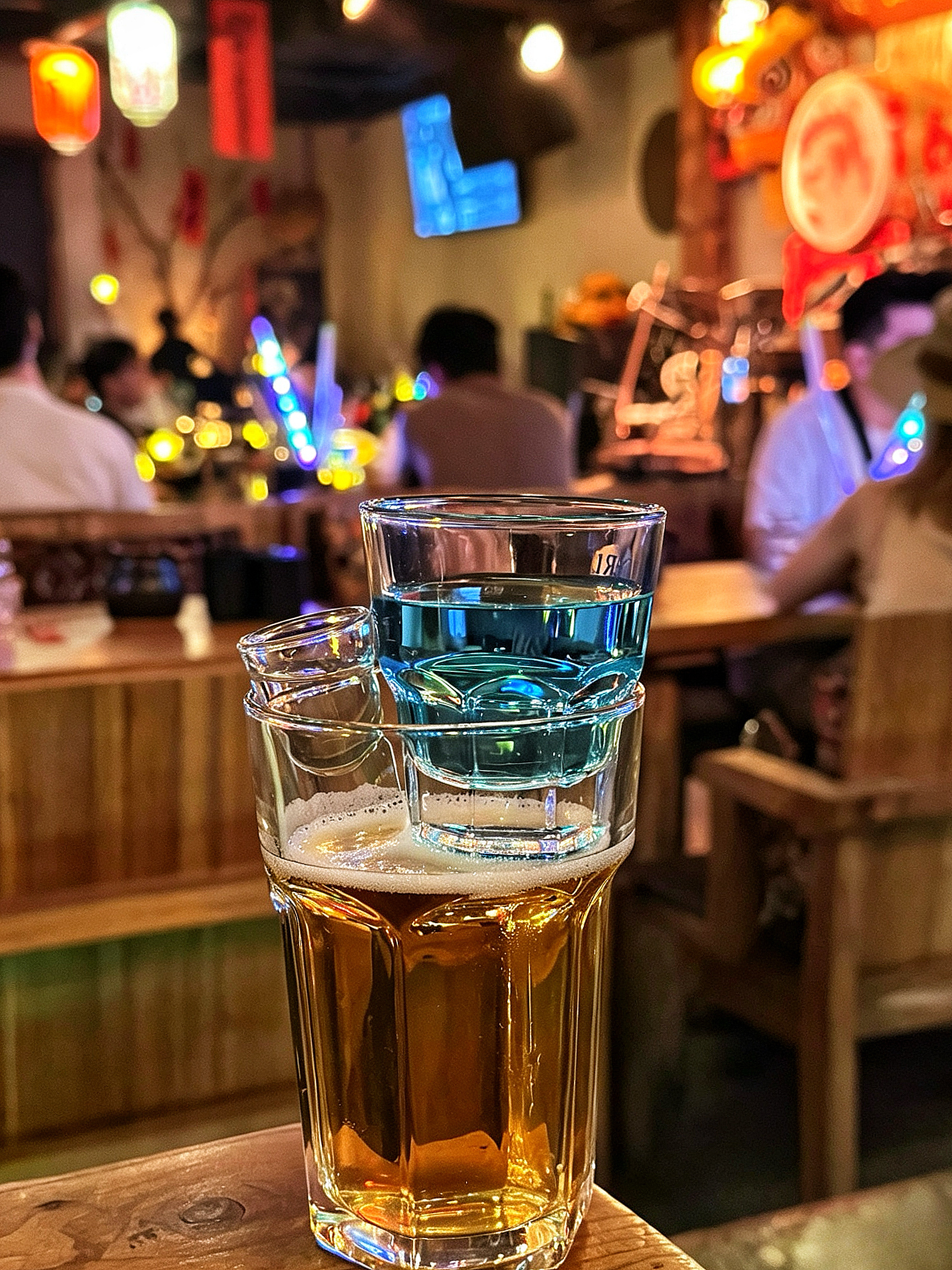 昨晚大哥带我去在民谣小酒馆听着小曲儿 喝着小酒儿 ·深水炸弹 好看 已拍 不敢喝