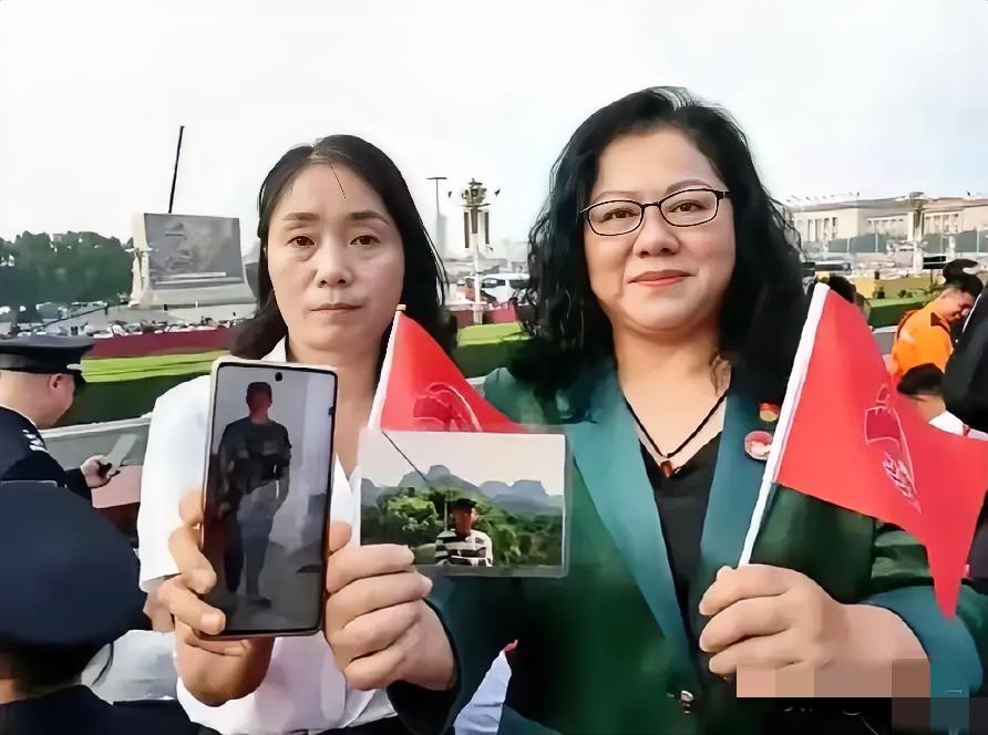 阅兵场上风猎猎，两张面孔入眸来。
 
王伟嫂身形微丰，嘴角噙着浅淡笑意，那笑里藏