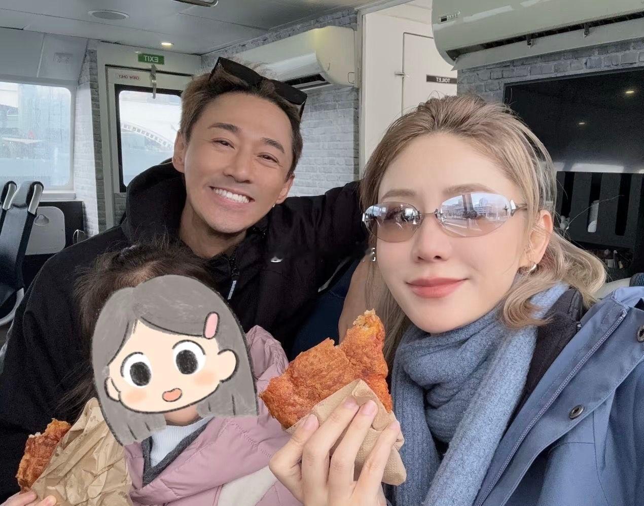 林峰张馨月带女儿悉尼度假。林峰跟张馨月的头发是同一个色度呀，夫妻俩这也是暗戳戳撒