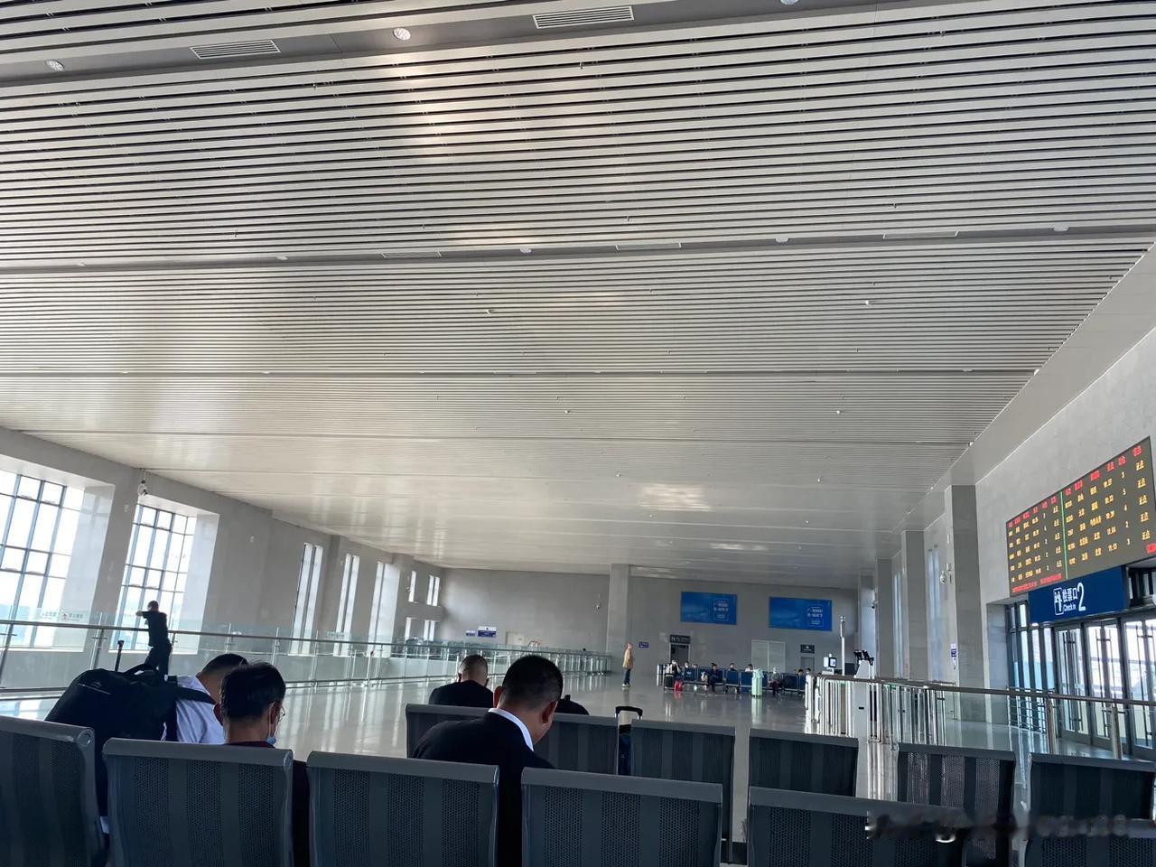 当断不断，反受其乱。为没有意义的事和无法挽回的事烦闷忧愁，既无法让时光倒流，也无