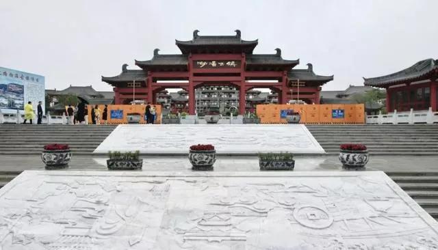 虚伪无敌的旅游景点。延边图们珲春游。
本来一个草都不长的土坡，盖上几排房子，起了