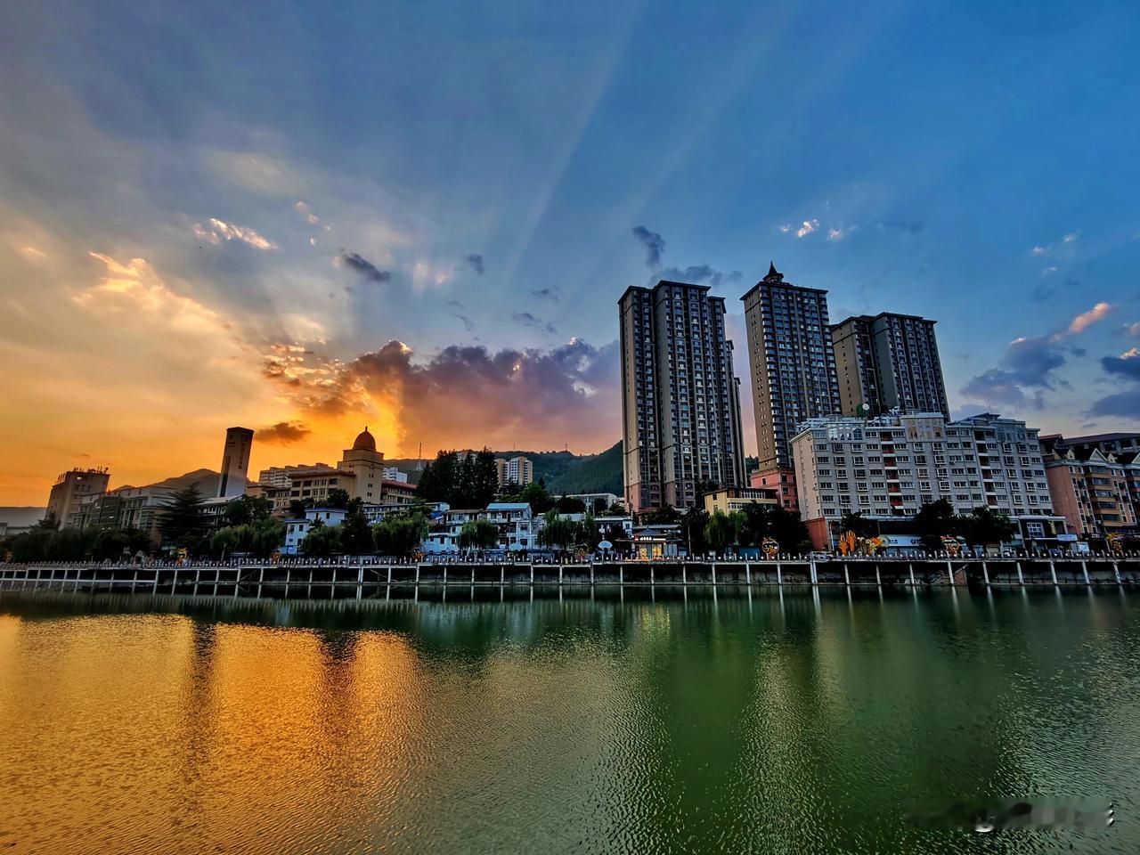 当夕阳收起最后一抹余晖，凤县的夏夜便如一幅徐徐展开的画卷，带着大秦岭独有的清凉与