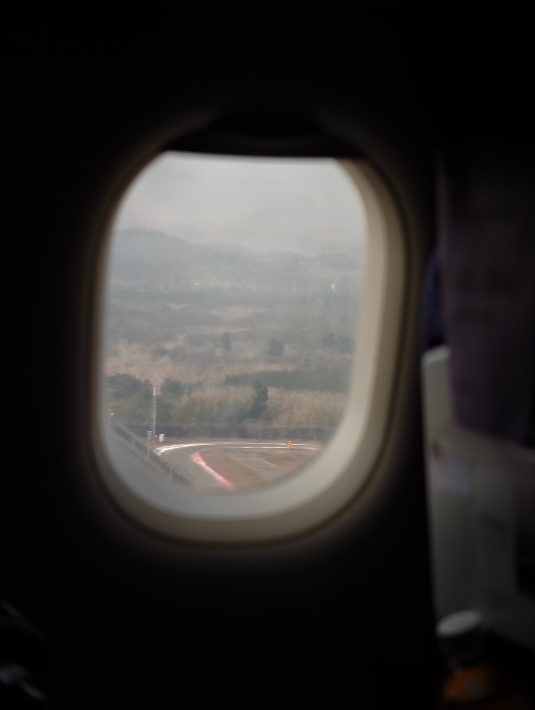 今天成都这个雾霾太严重了吧！啥都看不见 降落条件巨差感觉降到500米左右窗外才略