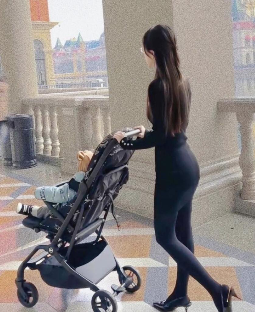 刷到这组图，真的太羡慕了！
生完孩子还能保持这么好的身材，
这大概是每个妈妈都向