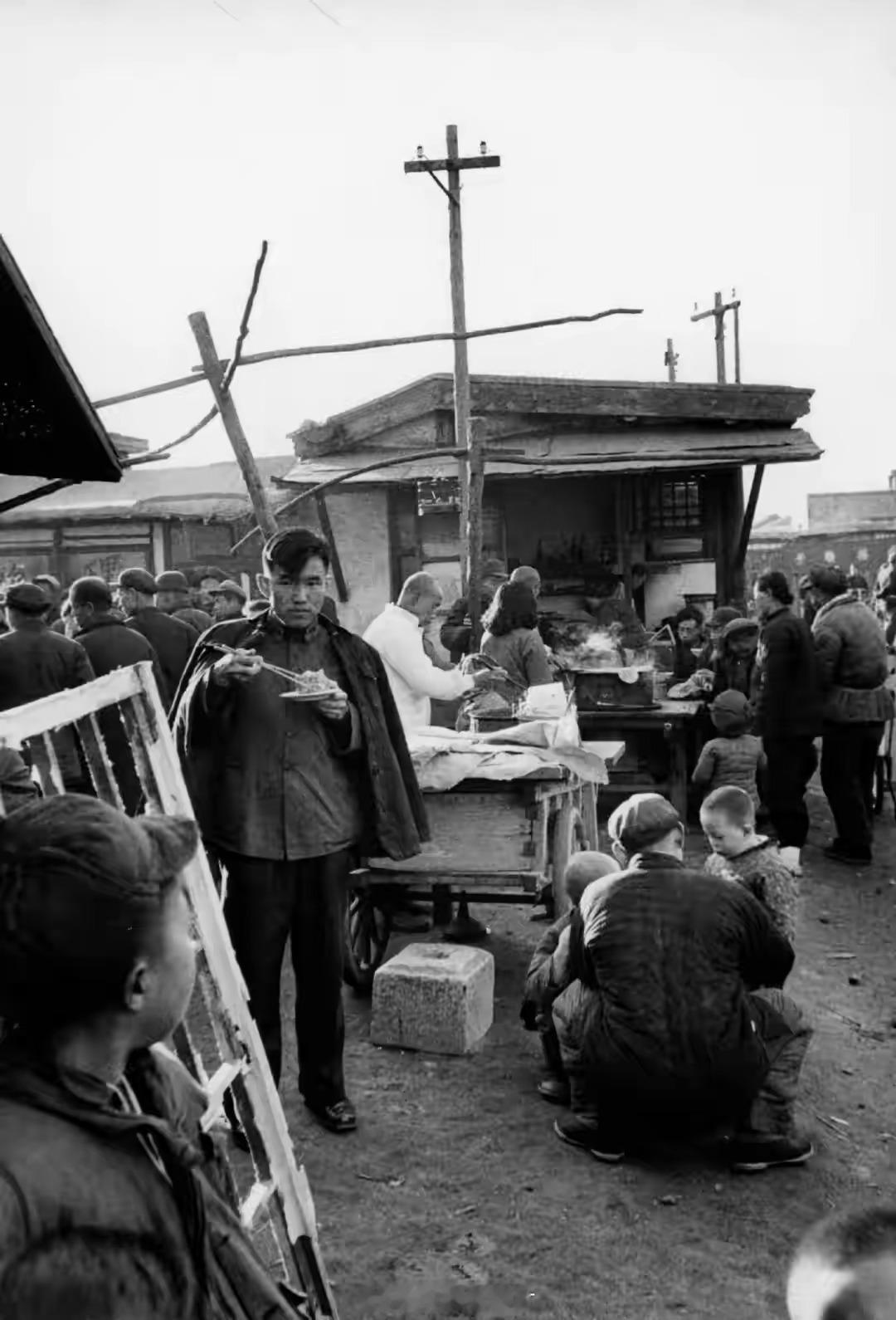 1964年，端碗吃饭的普通人。公知说，那个年代人都饿到吃土。我上几张老百姓吃饭的