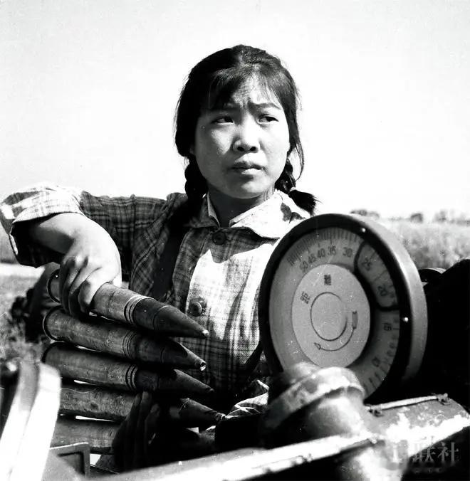 📷 1971年9月，陕西省西安市临潼县斜口公社，一名女民兵战士正在柳树大队民兵