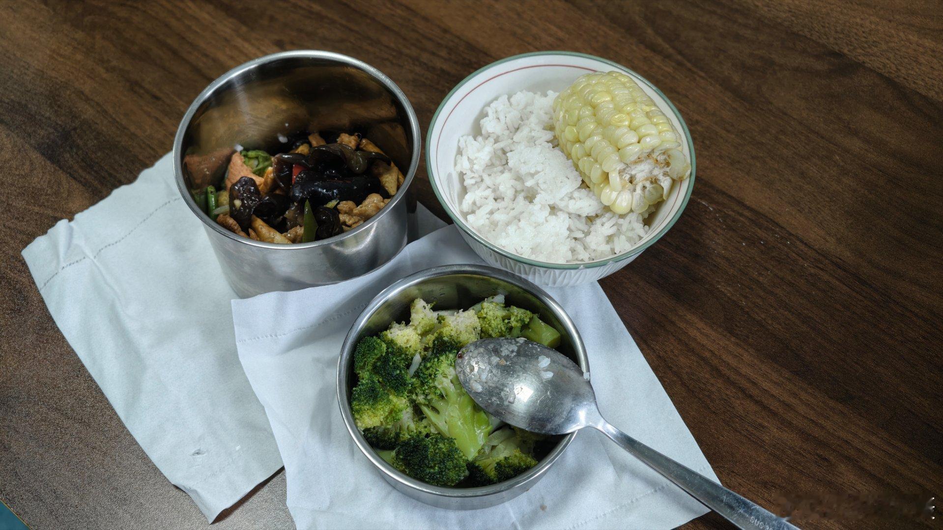 今日医院餐，不能高油高盐了。也提醒同志们注意。