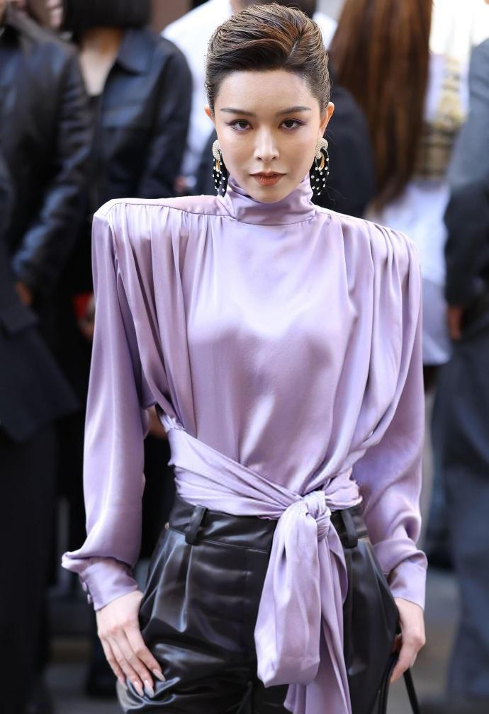 最近文咏珊亮相巴黎，她这回搭配的很有气质，看起来也非常的高级感，真的好迷人。
