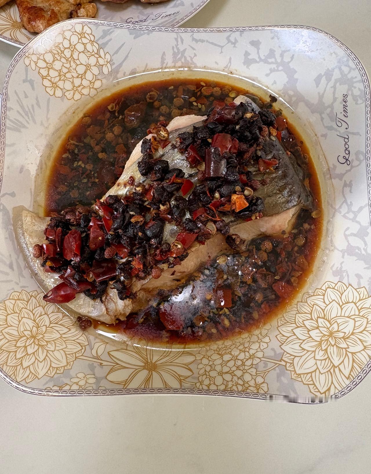 自己做的剁椒蒸鱼，味道美极了！
自己做的辣椒，用油炸一下，类似川味的油泼子，
