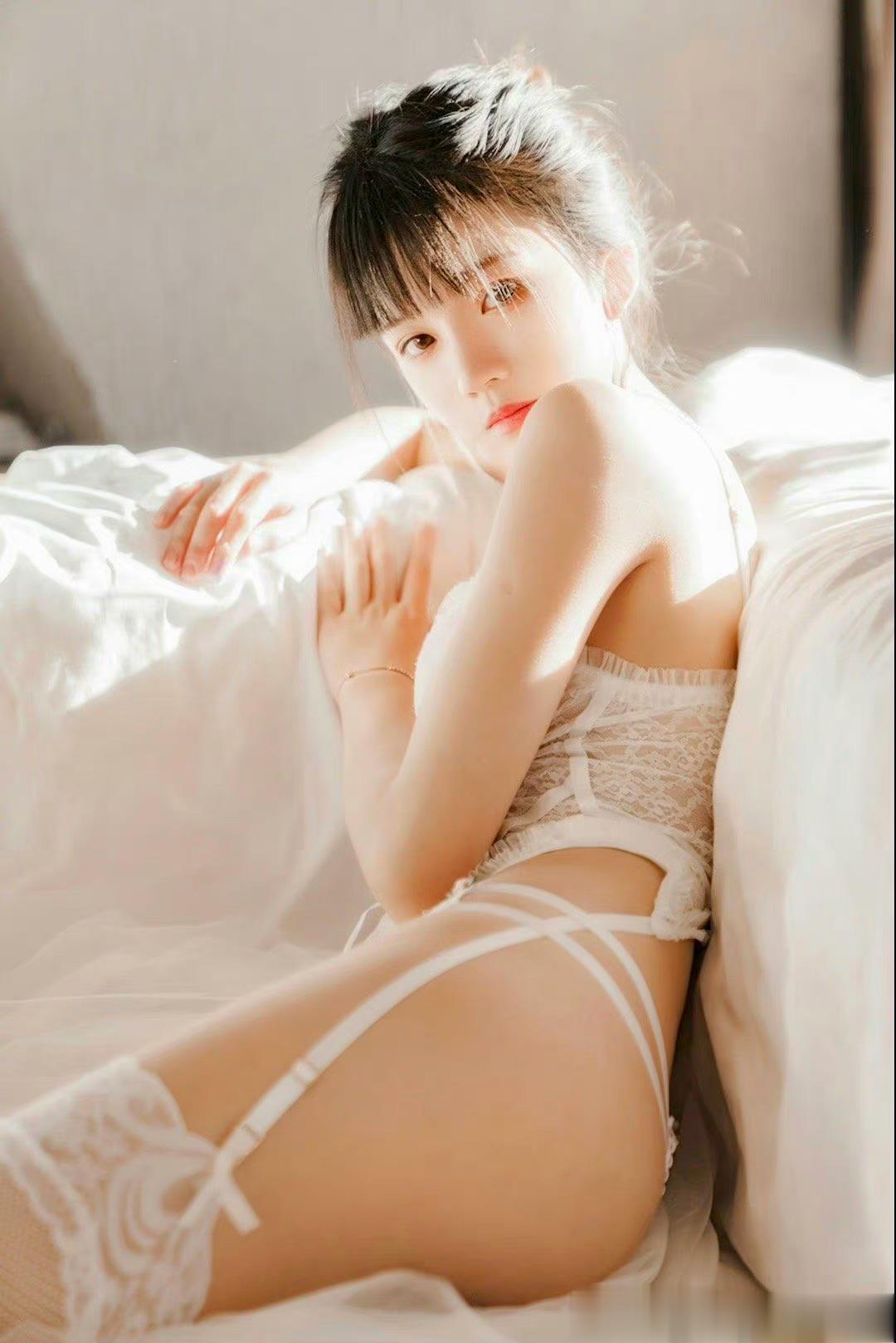 示圆阇梨偈宋. 释心月我有明珠一颗，久被尘劳关锁。而今尘尽光生，照破青山万朵。 