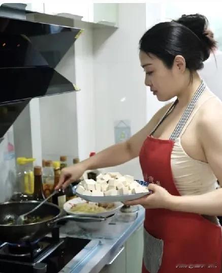 听了安装燃气灶的师傅介绍，燃气灶炒菜还有这么多的诀窍，以后呀要用右边炒菜了要不然