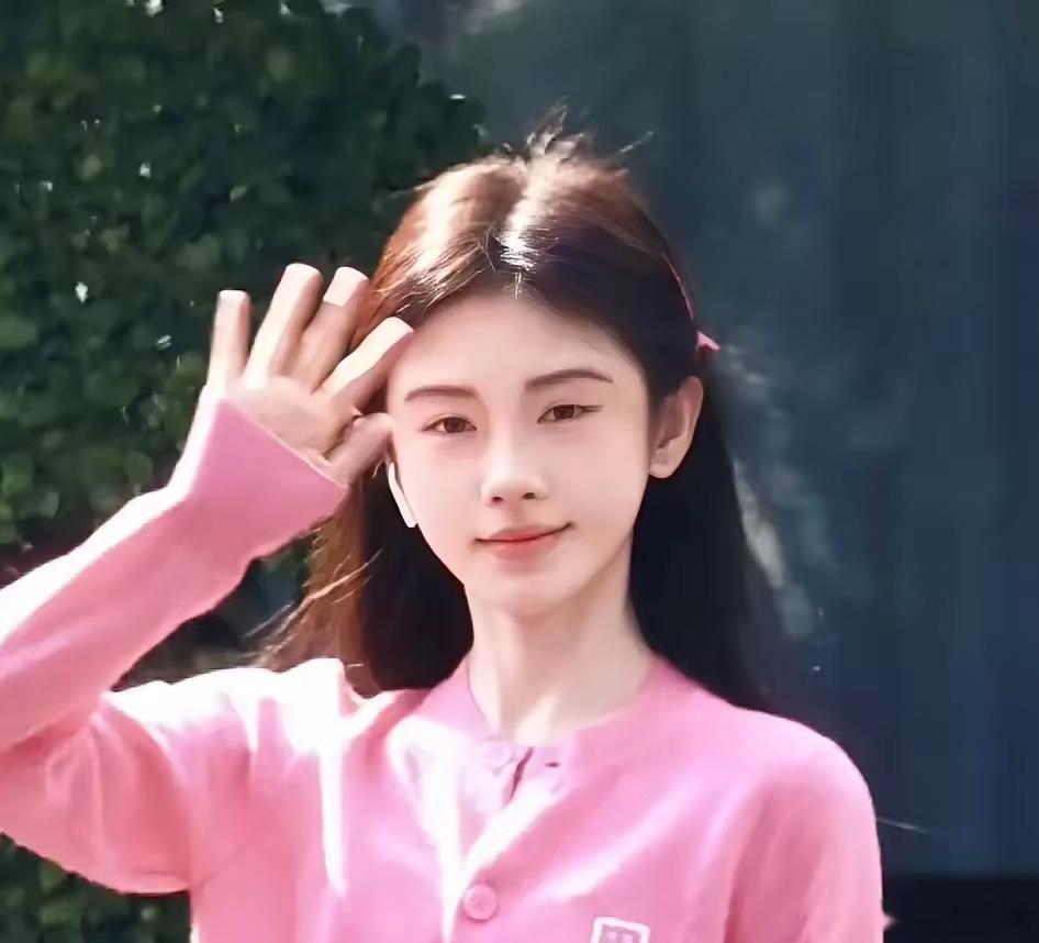鞠婧祎怎么跟之前又不一样了，眼睛还越变越小了，整体看起来一点也不协调 ​​​