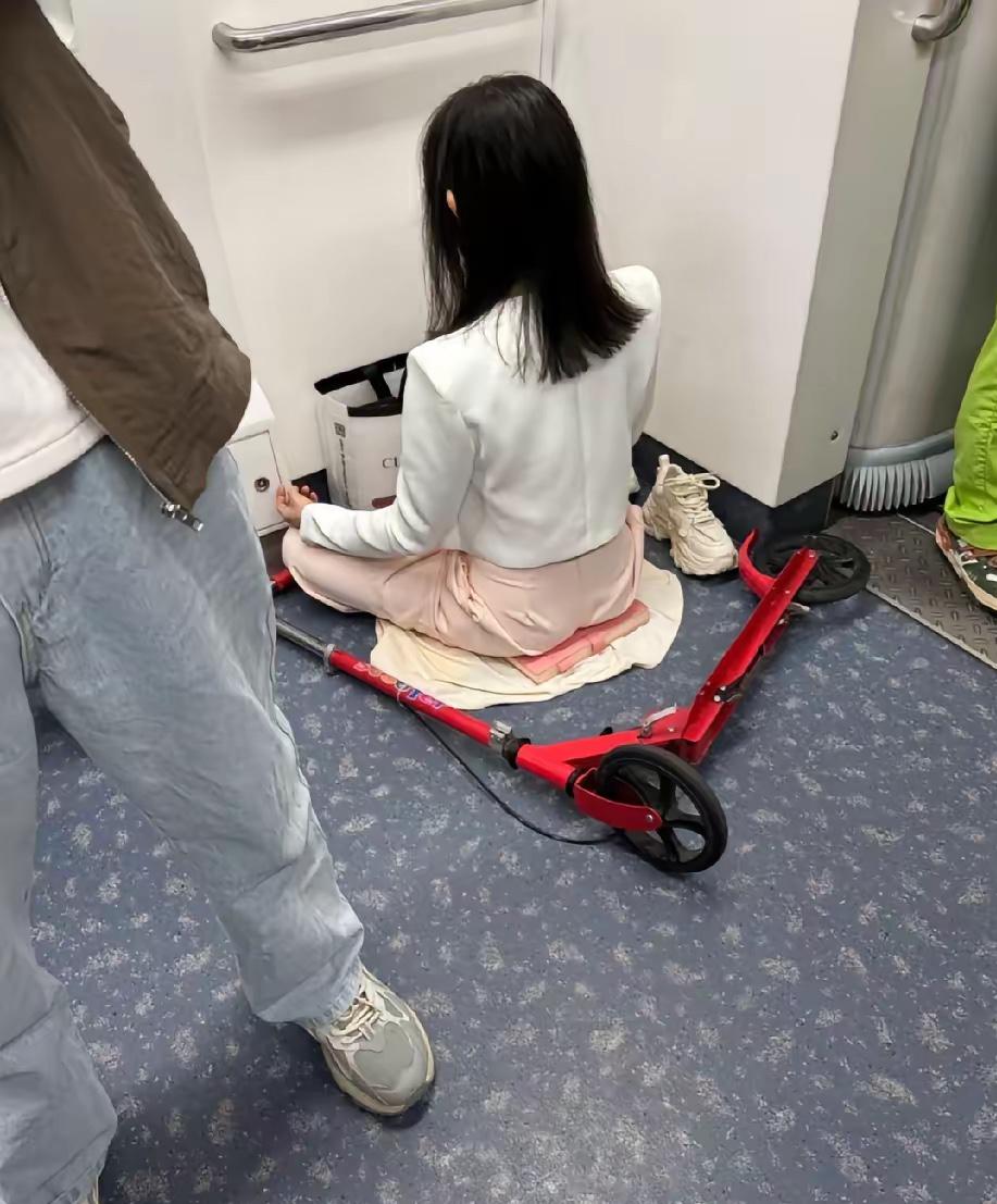 地铁上惊人一幕，她在干啥