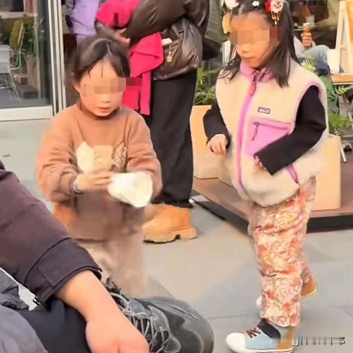 有熊孩子，就有熊家长！

浙江绍兴一小女孩，

开心地从咖啡店店员那里要到了一杯