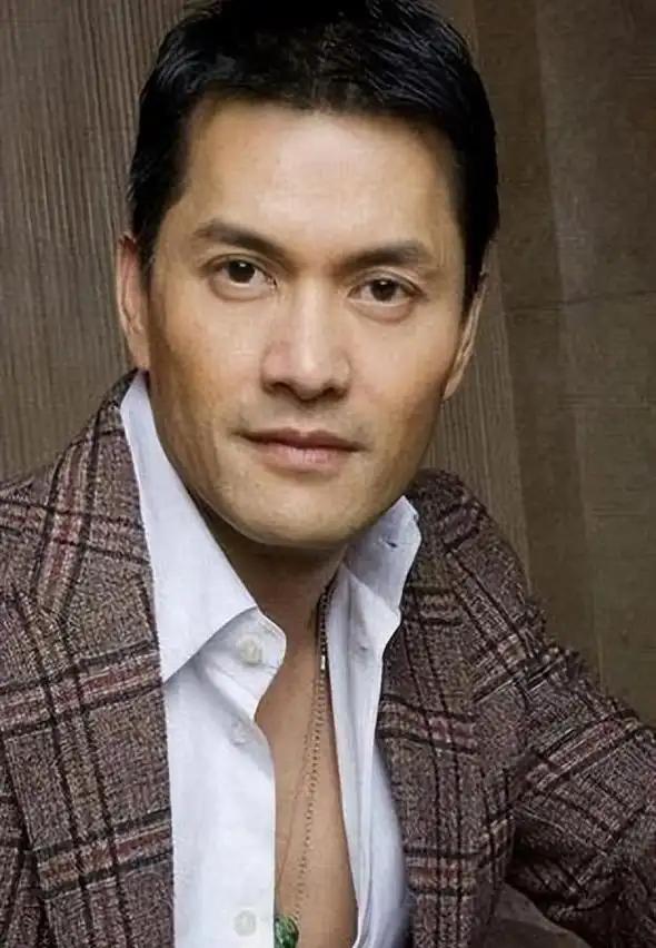 近日，70岁的吕良伟在社交平台大方分享养生心得，引得众人惊叹：他状态好得不像古稀