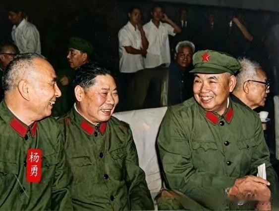 🍁1980年，杨勇、杨得志、许世友三位开国上将难得相聚，倾心畅谈，开怀大笑。