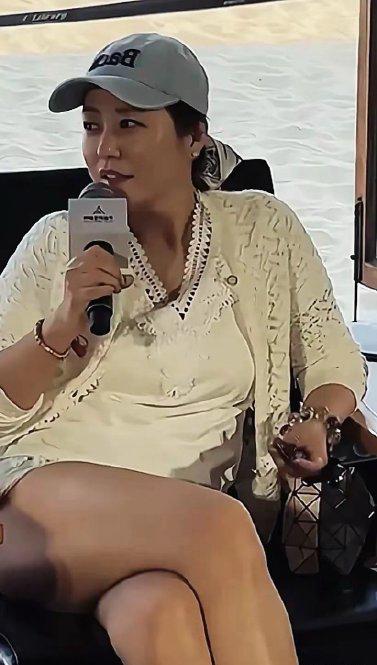 郝蕾暴瘦20多斤，曾高喊“演员要落地”的她，如今却用极速变脸演绎了最讽刺的“不真