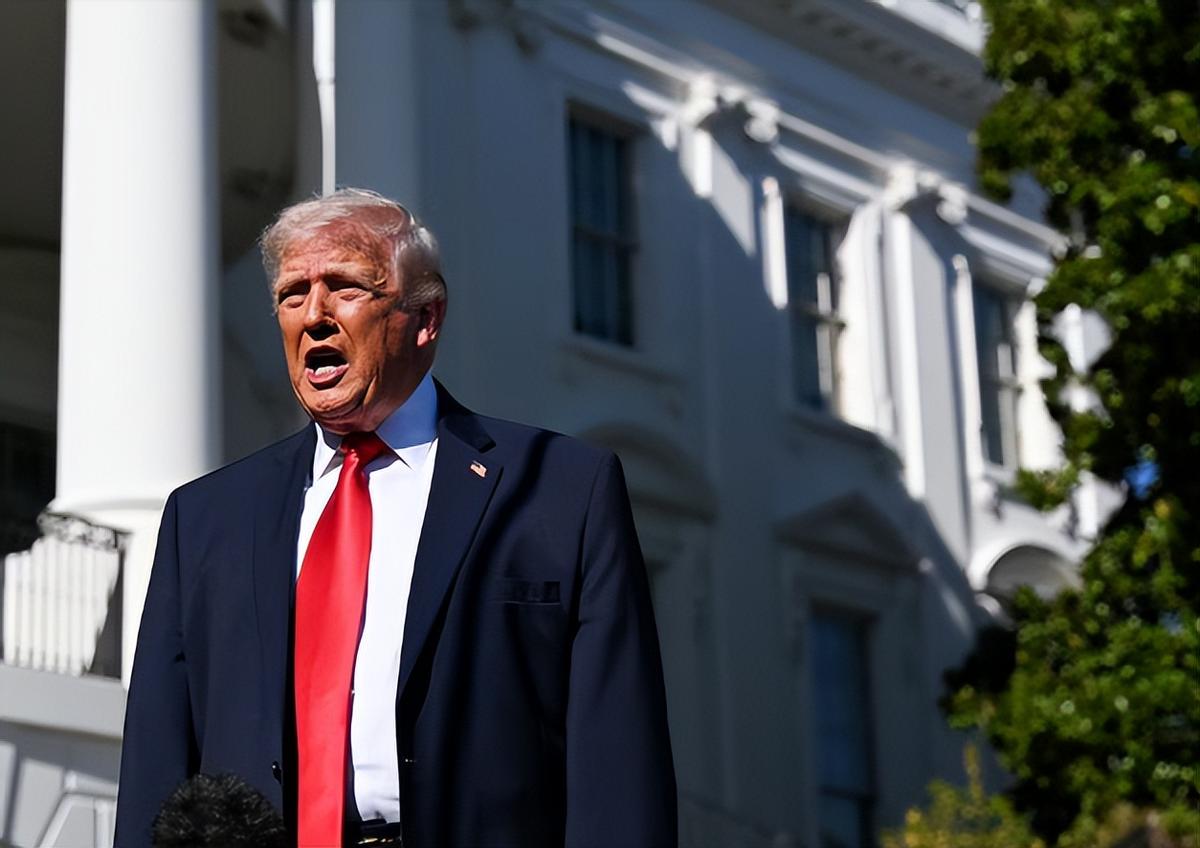 美军上万士兵、十几艘军舰堵在霍尔木兹海峡。
伊朗的货船，转头就开进了北部里海的港