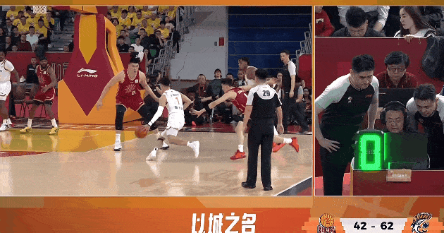 山西男篮还得是刘传兴呀，这防守动作真的太可怕了，面对怀特塞德的突破，刘传兴直接使