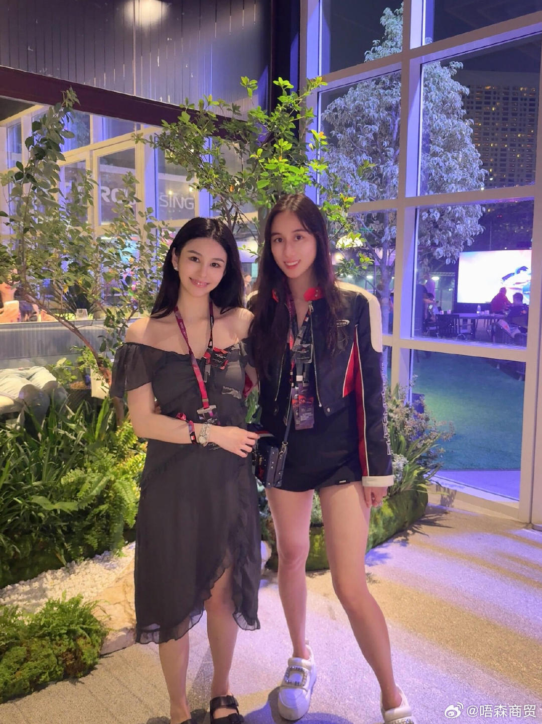 何超欣F1合照好多人啊何超欣晒了跟好多人合照何超欣F1合照好多人啊，看她跟F1车