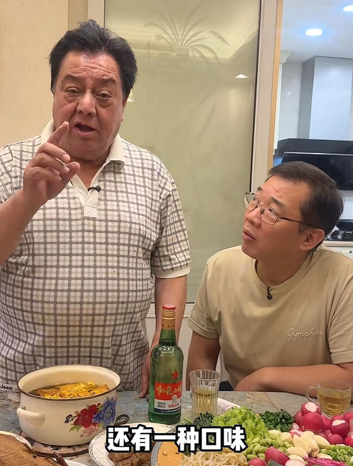大兵带女儿拜访师父李金斗！两人对话很有意思。
因没带礼物遭抨击（视频中展示的画面