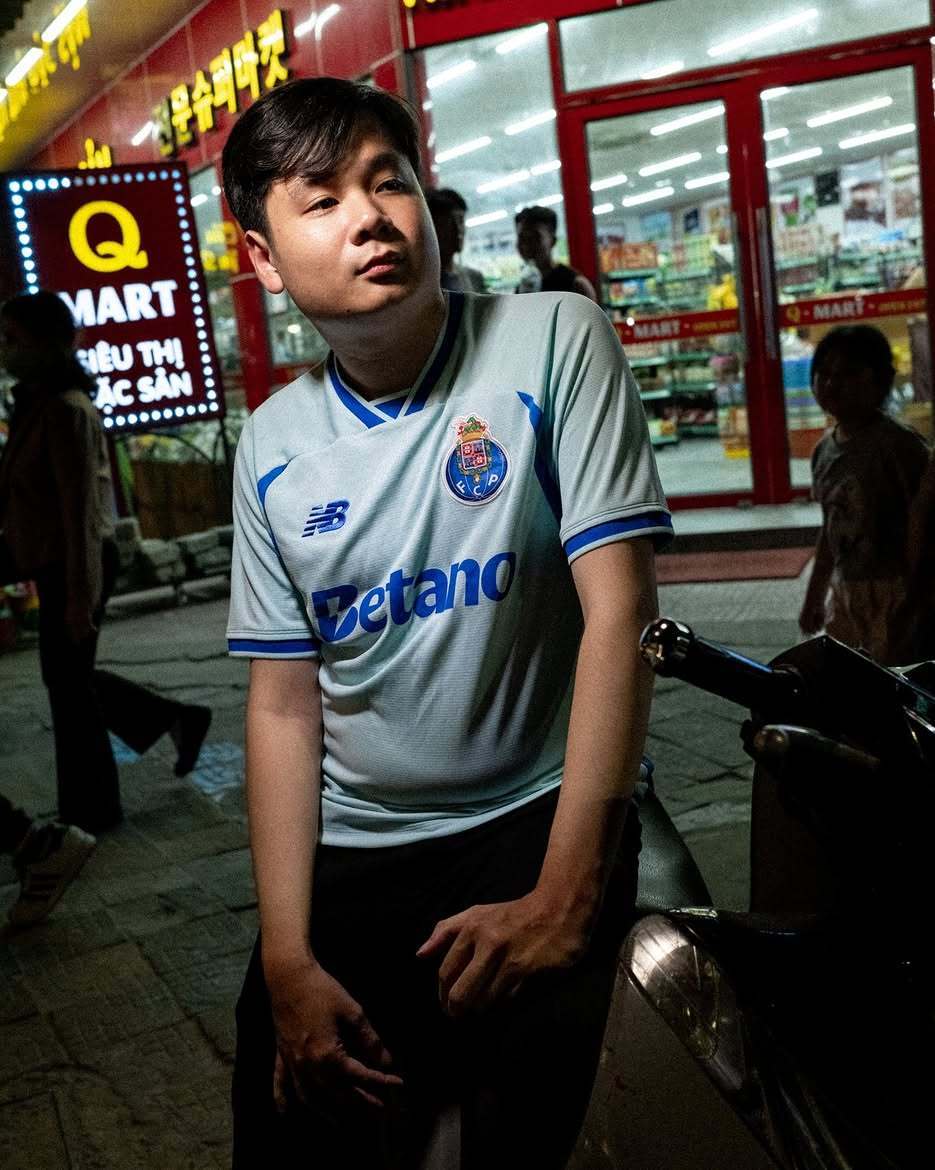 波尔图球衣怎么都跑越南来拍look了？ 