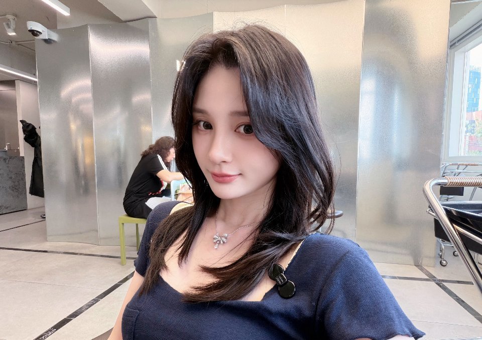 思慕社字母 我们聊到凌晨三点，对话框里躺着一百多条未读消息。你说起小时候养过的一