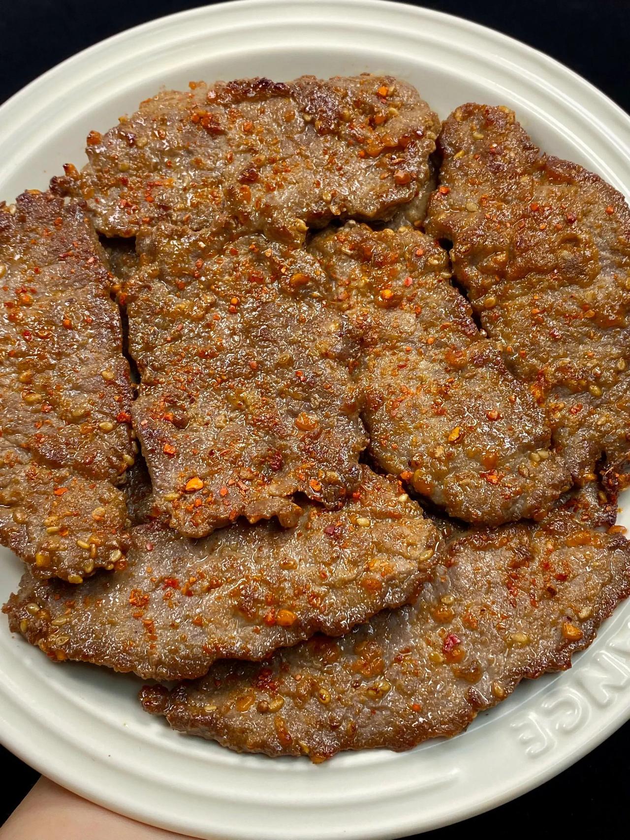 就这烤牛肉香迷糊了，大家一定要试试！
做法：
1、牛肉切片加1勺料酒、1勺生抽、