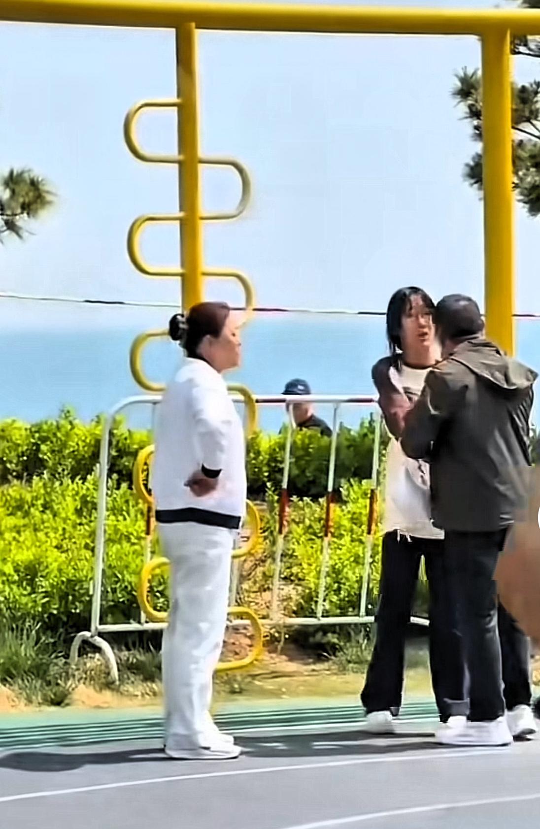 山东大爷大妈强迫女孩让孙子荡秋千，大爷揪住女孩不放，大妈对着女孩大声嚷嚷，让网友
