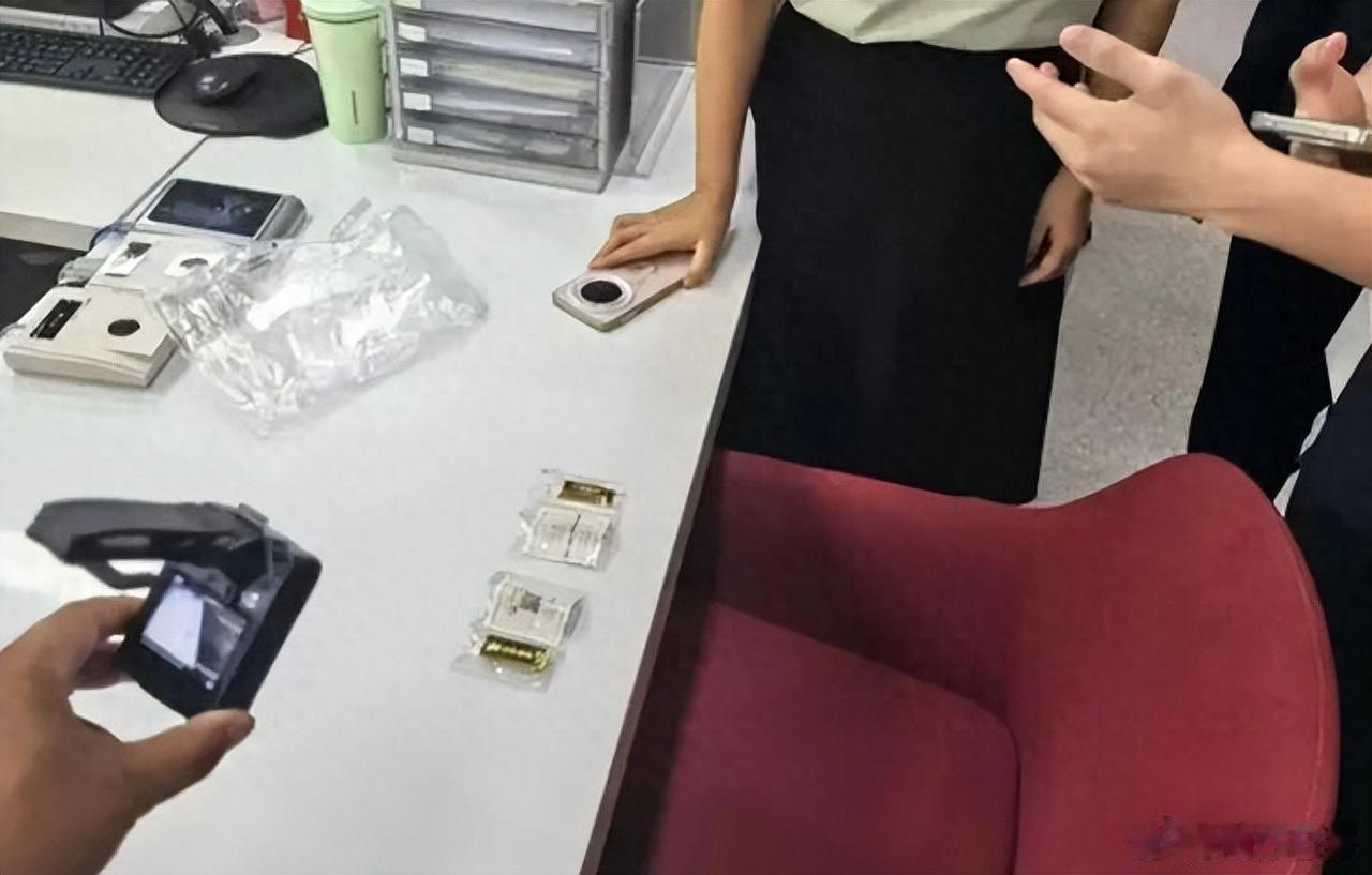 真是蹊跷！深圳清华大学研究生院里，一名保洁员廖佑香在清理垃圾桶的时候，发现一个奇