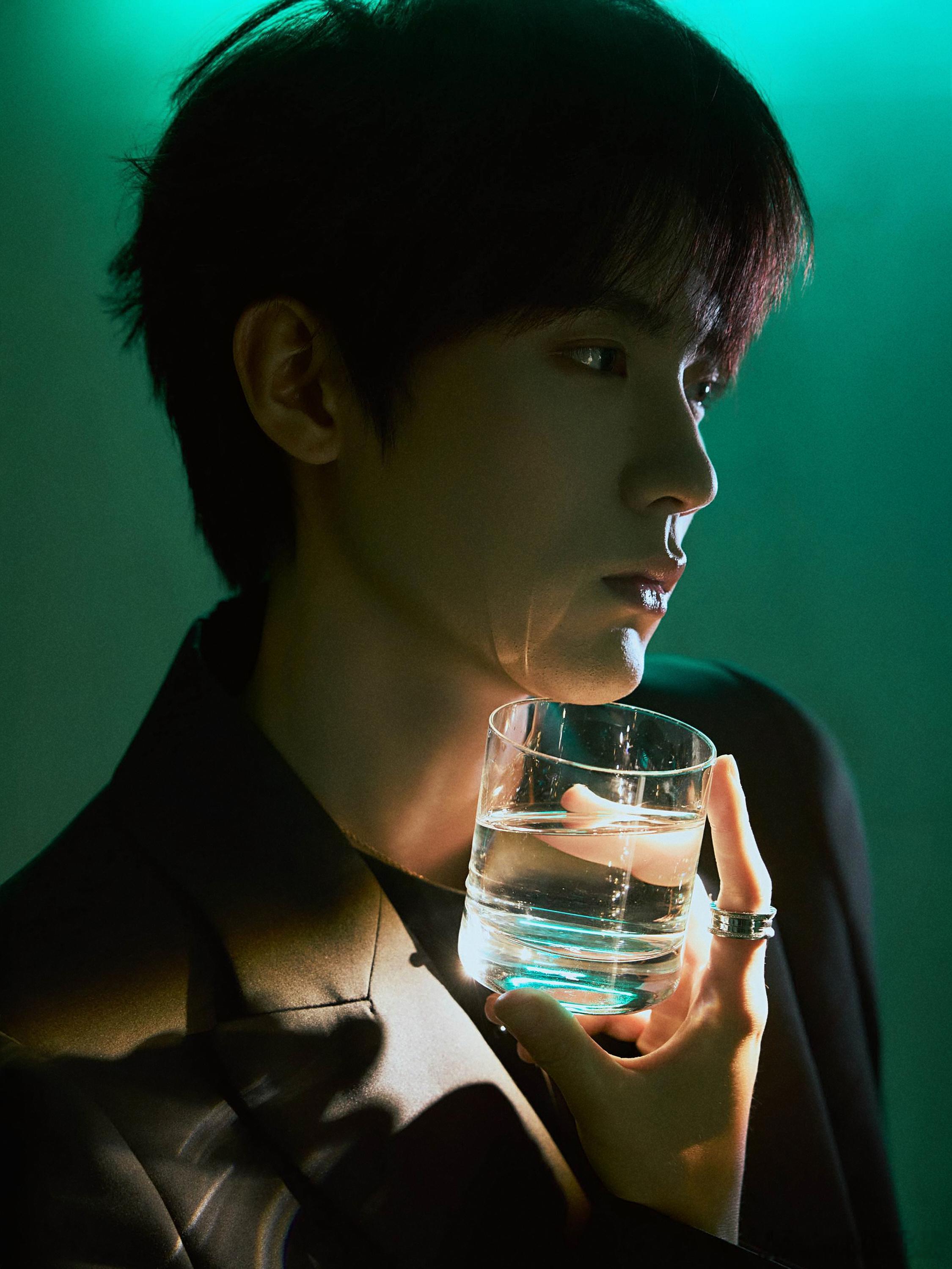 ELLE红毯周翊然 造型来啦！！哇，这一身all black有一种神秘的诱惑力[