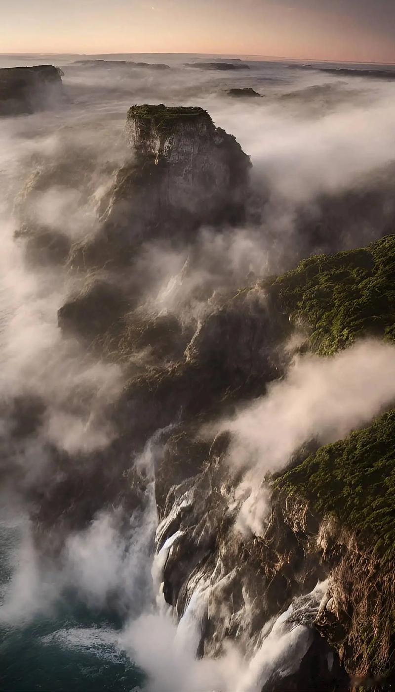 壁纸 翻越山海，撞见被云雾私藏的悬崖秘境，自然的震撼永远直击心底。 