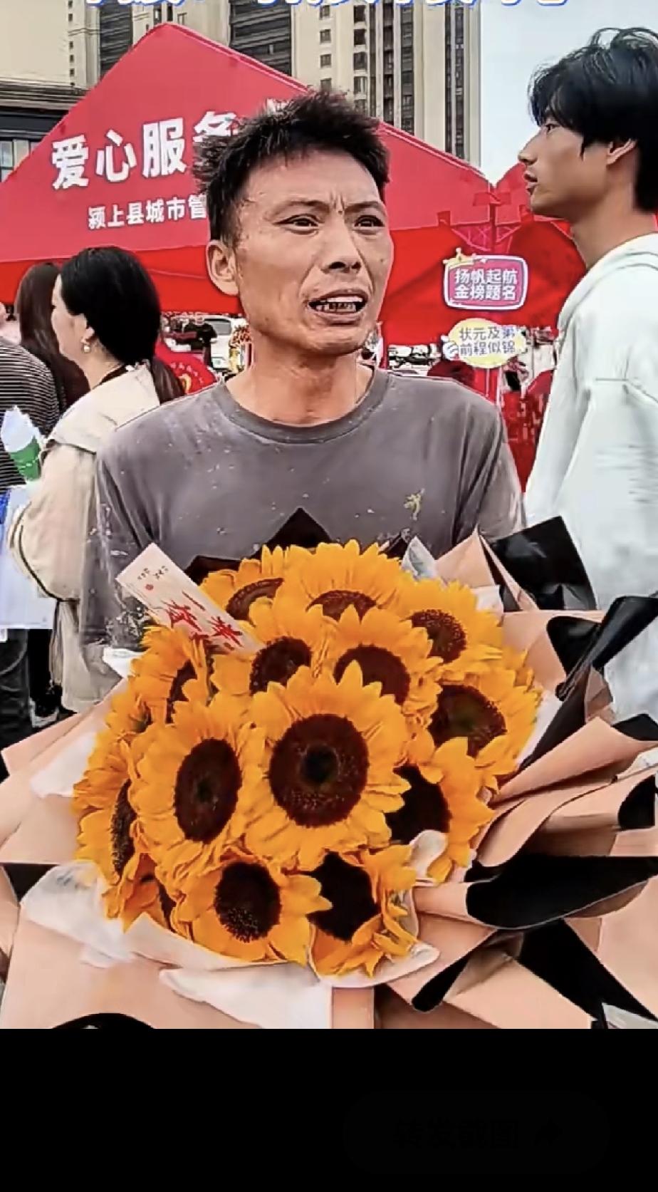 暖心送考
 
考场外人潮攒动，大多衣着整洁，人群里一位父亲格外惹眼。他刚从建筑工