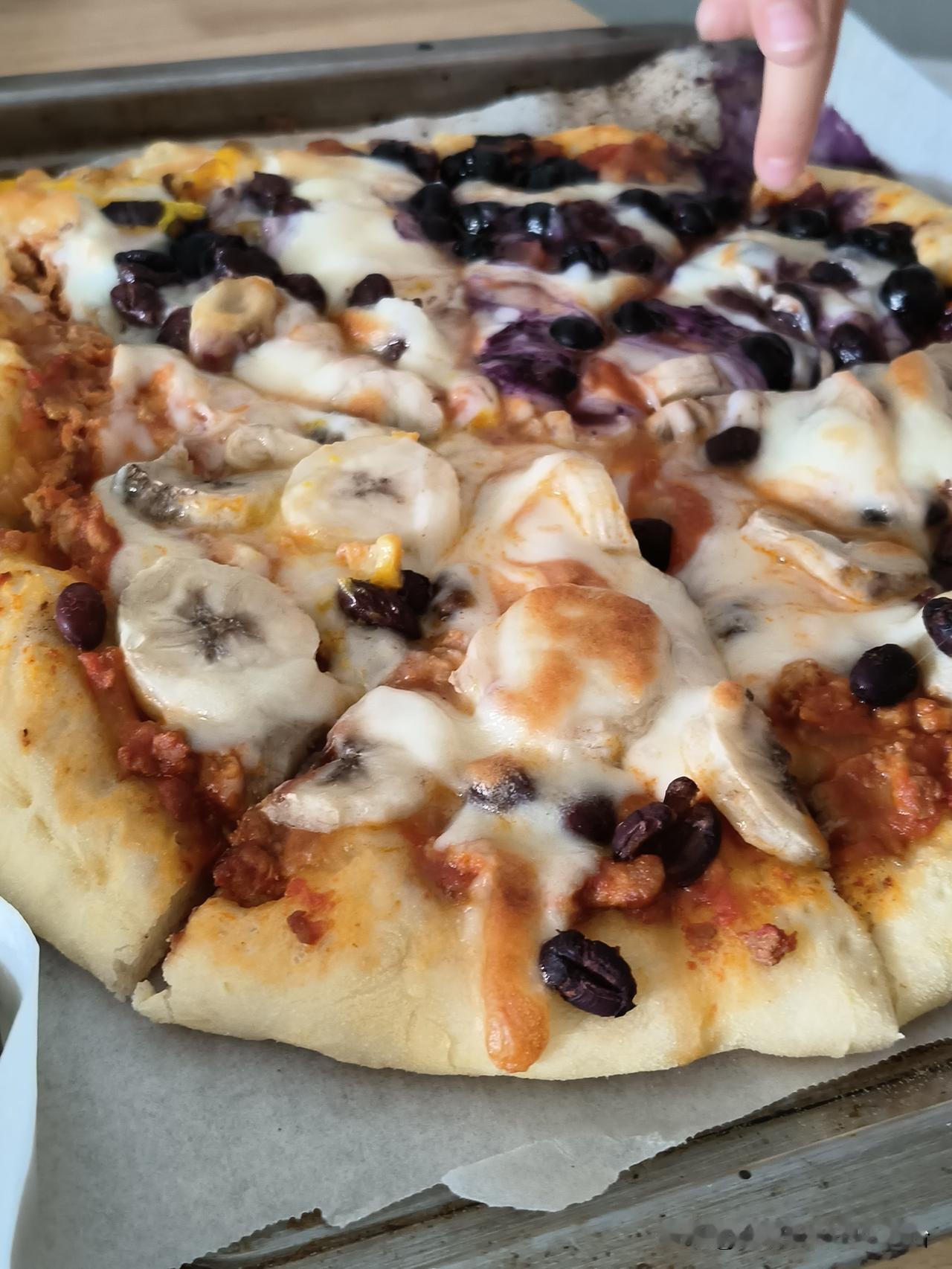 今天在家烤了个披萨🍕
放的都是自己想吃的东西，
好吃😋

自己在家做披萨🍕