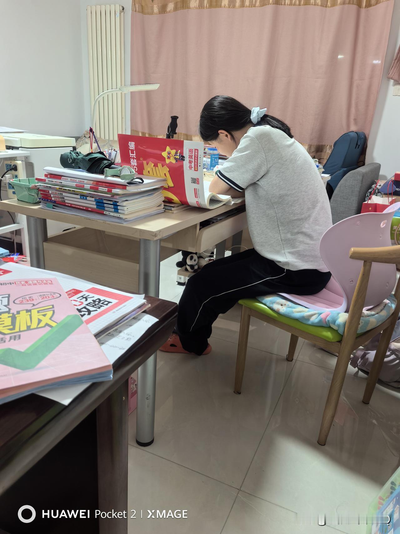 晚上十点五十，一个已经累的睁不开眼了，女儿还在坚持。初三的孩子太不容易。初三的家