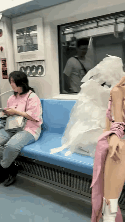 动漫女主惊现地铁，男士更是喜笑颜开的，来合张影！
