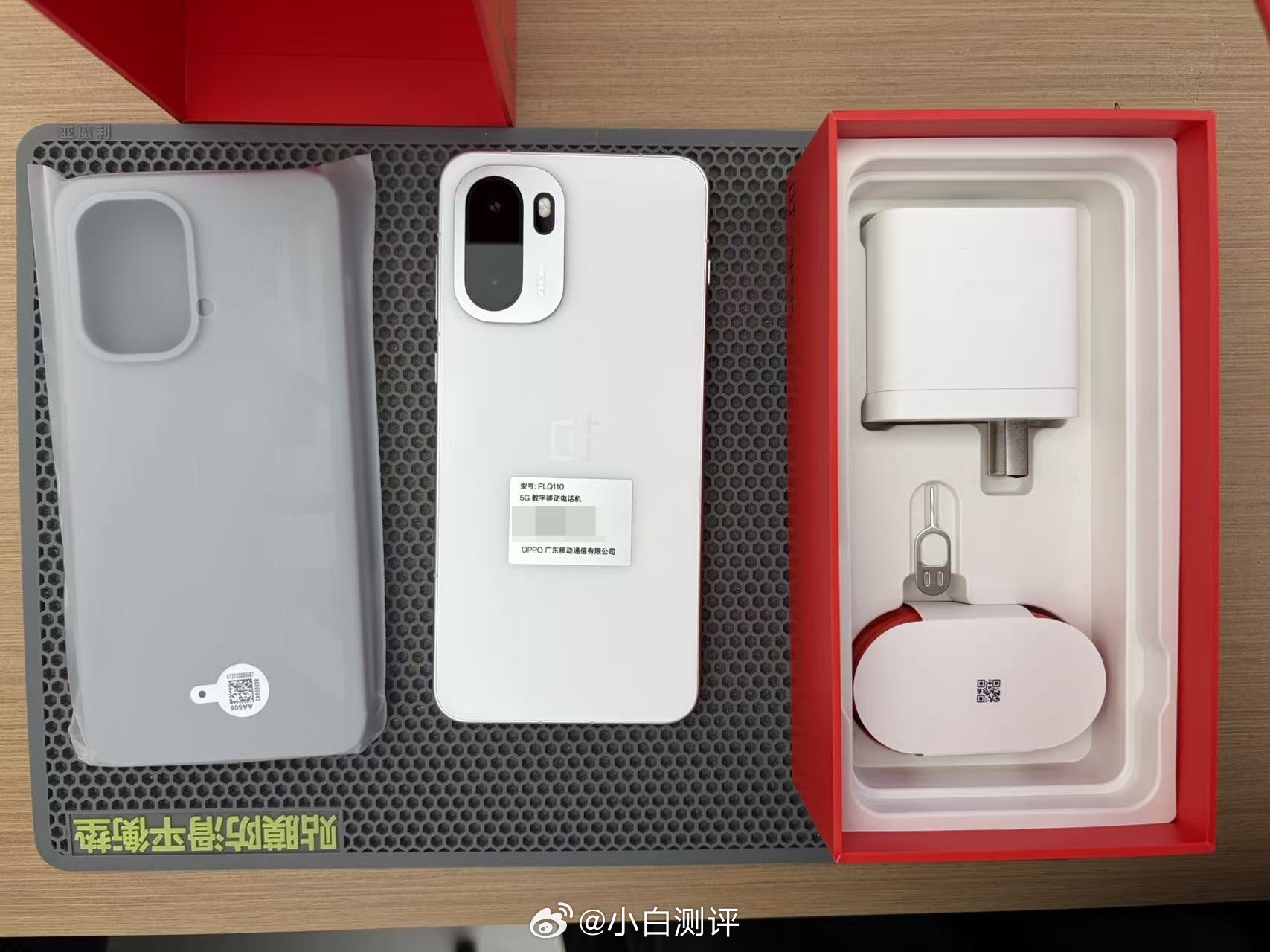 朋友今天逛街给家里人换了台手机，之前用的16+256GB版一加Ace2，换成了1