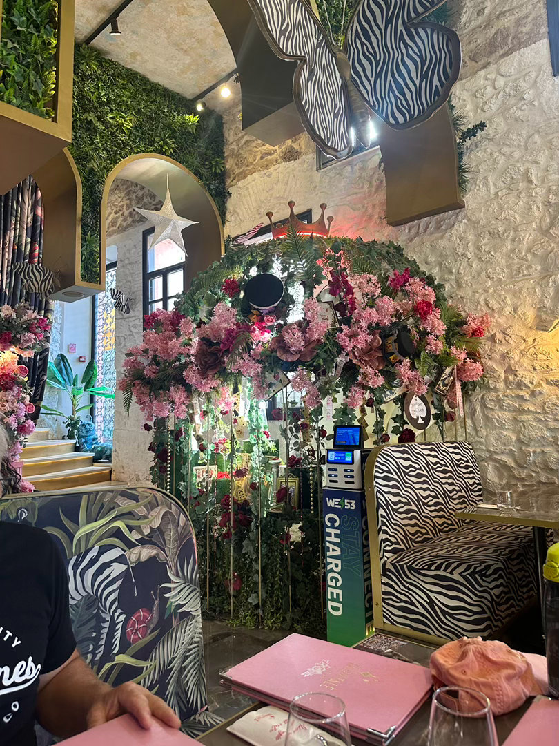 今天又来吃不一样的浮夸餐厅了，有女儿是这样的……要梦幻要粉色[爱你] ​​​