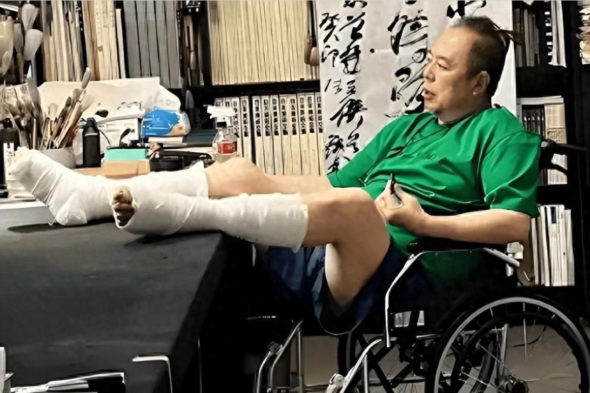 坐拥国民级角色却放弃中国身份，摔伤坐轮椅全网没人同情，满屏只剩活该？昔日万人追捧