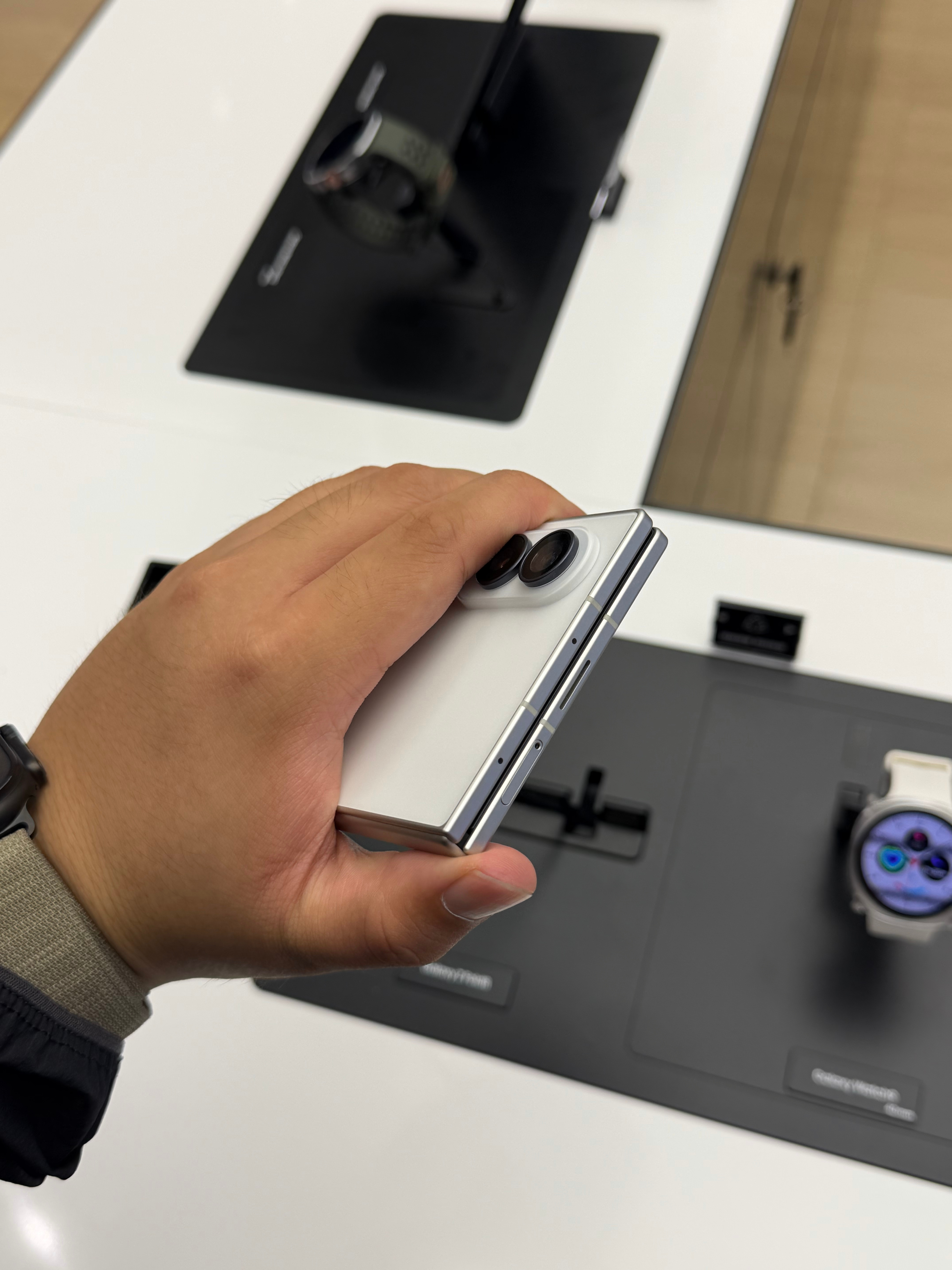 昨天去看了一眼三星Galaxy Z Fold8，这机器我觉得哪哪都挺不错的，机身