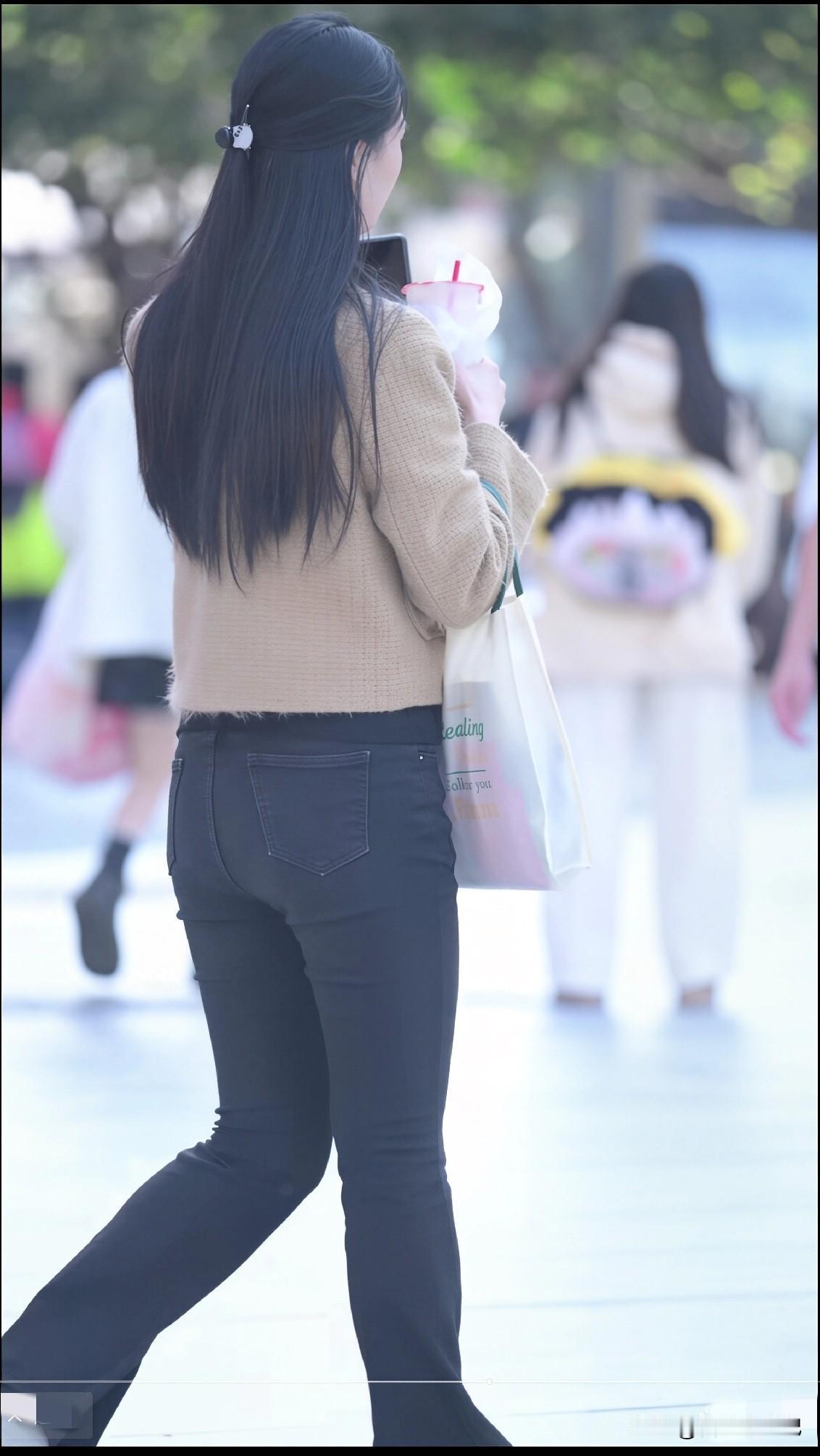 卡其毛衣+黑微喇裤，这套春季我穿最多


梨形+微胖，以前买毛衣怕显肚子，买裤子