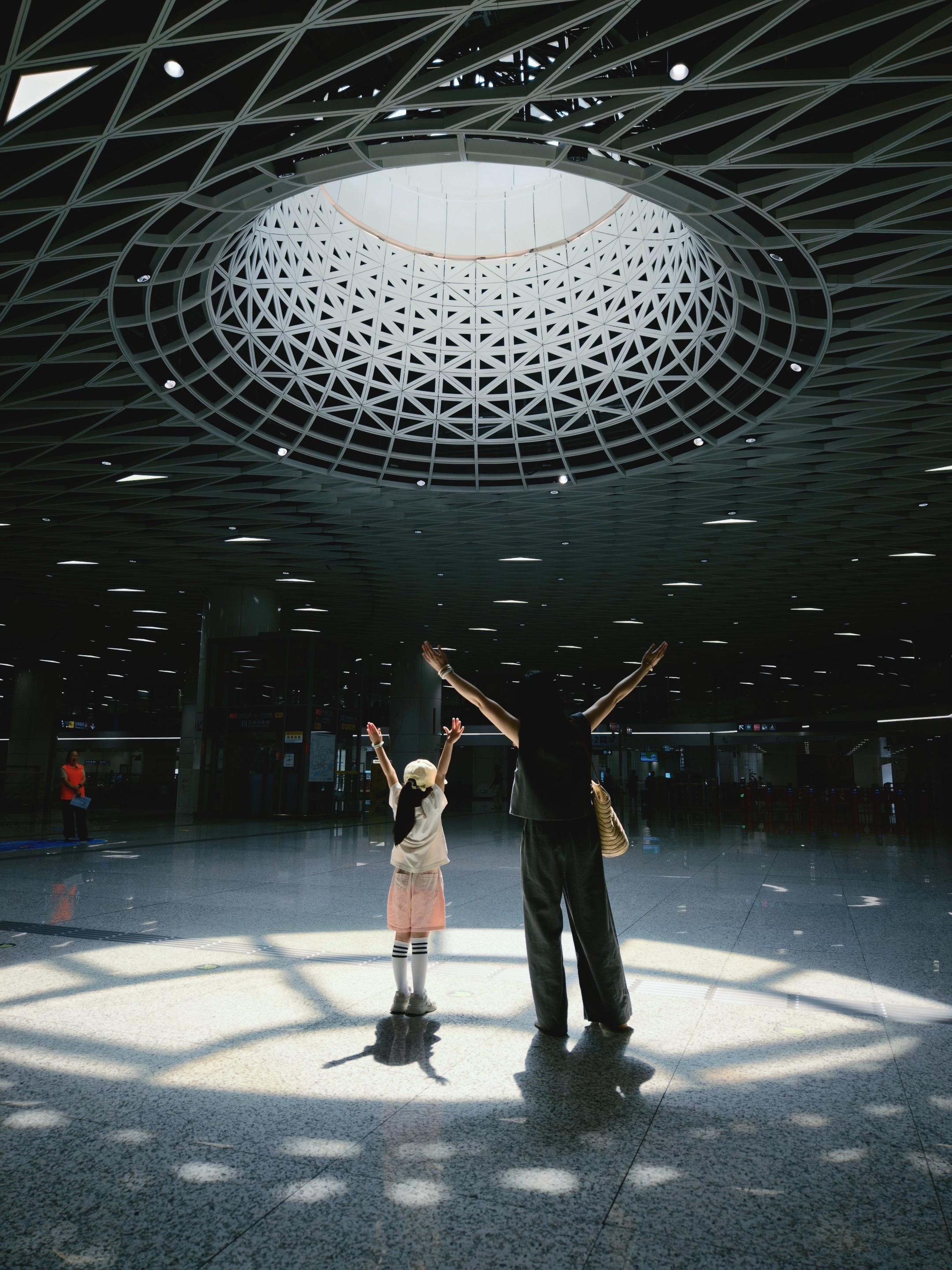 冬日在“深圳之眼”邂逅一整个春天的温度。寒流南下，给城市披上了一层清冽...