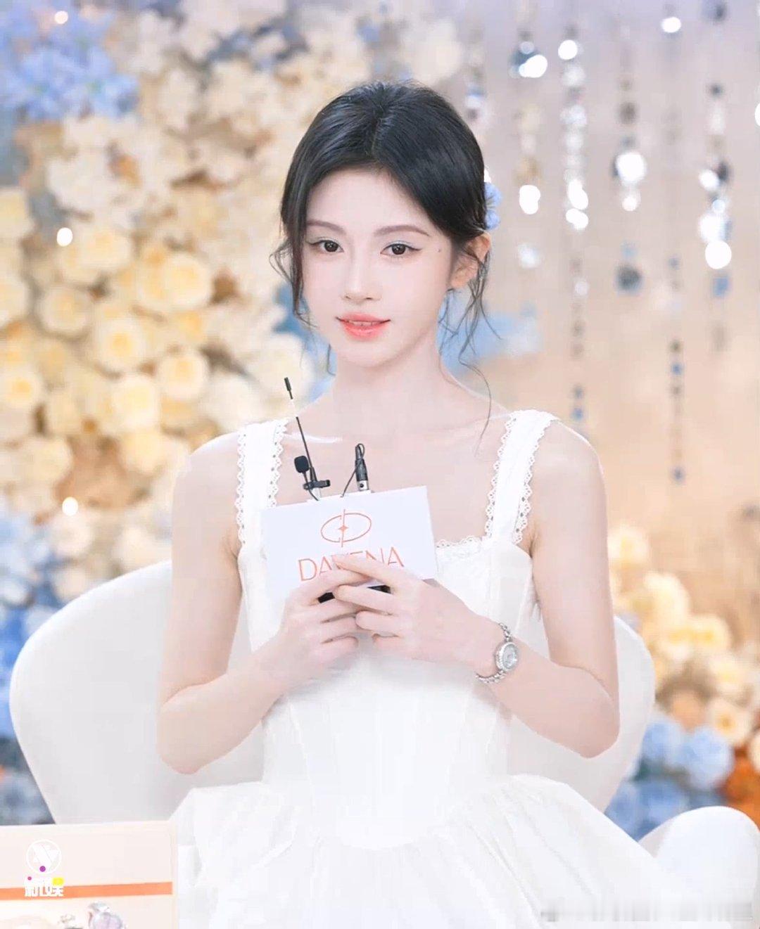 鞠婧祎白色花边裙鞠婧祎阿黛萝莉抡大锤鞠婧祎直播一袭纯白色的花边吊带裙，好纯美的小