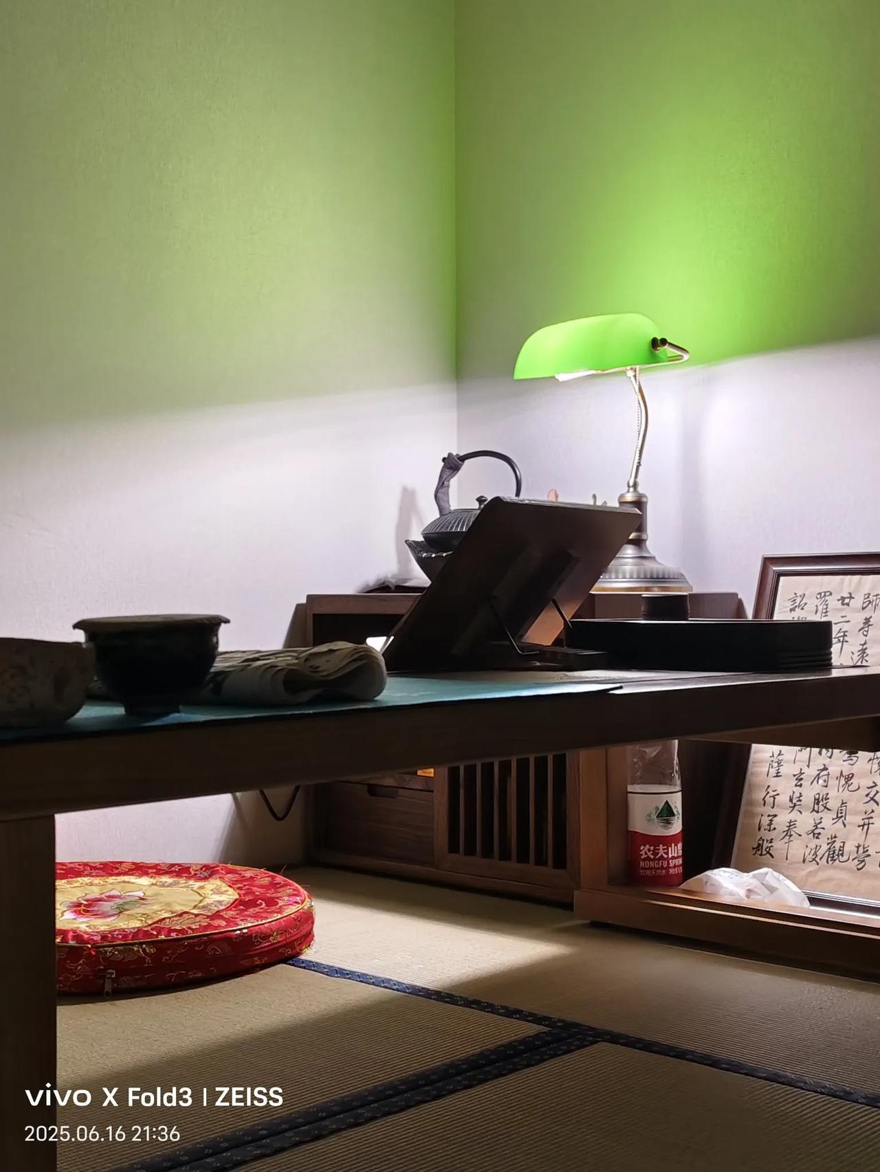 73年生人。知天命了。无权，无钱，无事业。好在还有一方安静角落，供我安顿身心。活