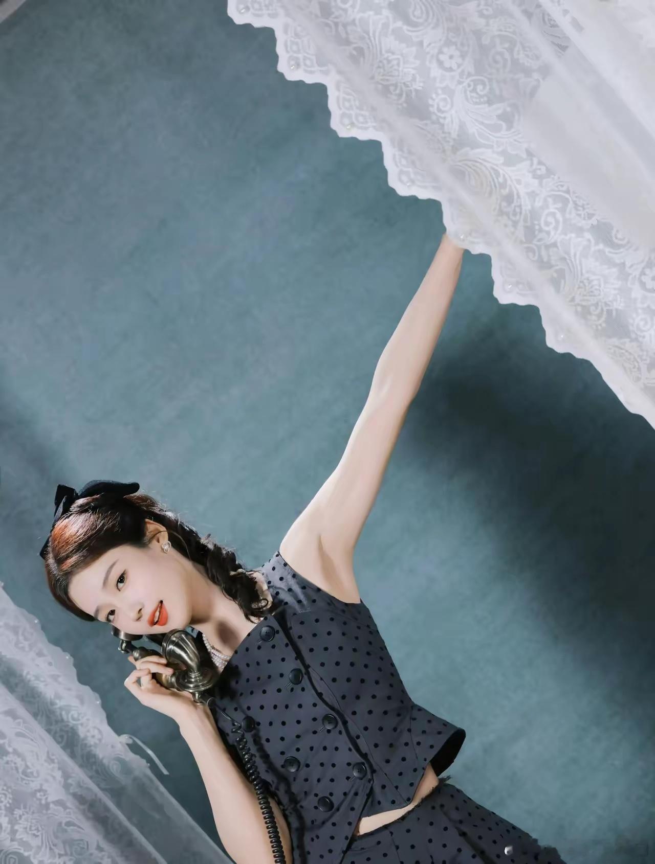 真有人信李沁不温不火？我跟圈内人聊完，后背发凉。她不是没资源，是挑花了眼。你掰手