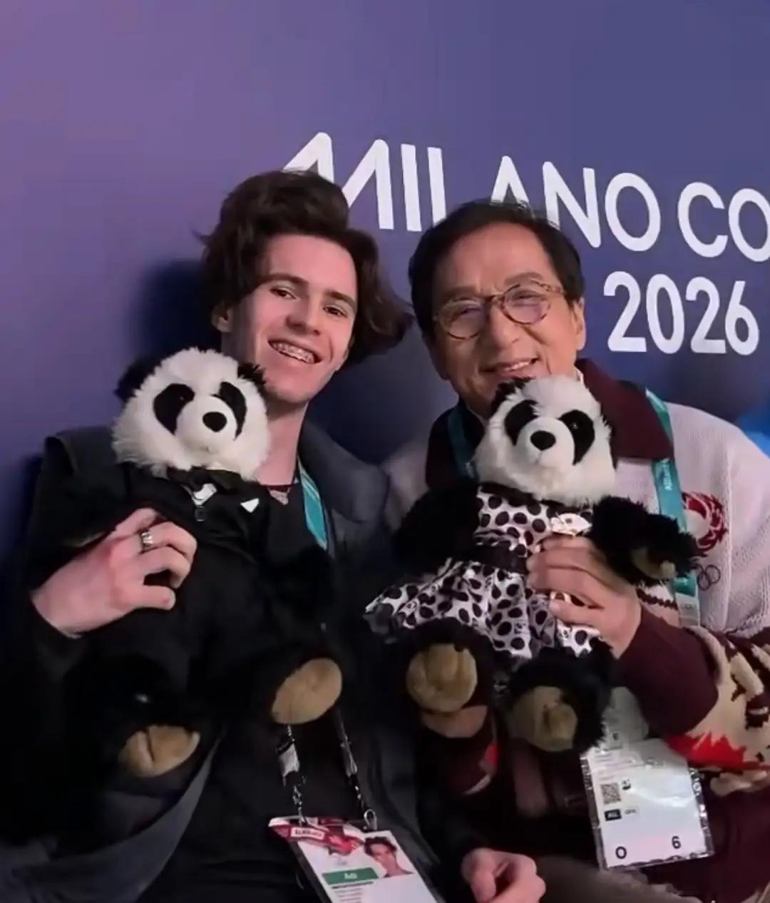 71岁成龙米兰看冬奥会，房祖名随行侧脸超像爸，父子俩关系越来越好！！！ 