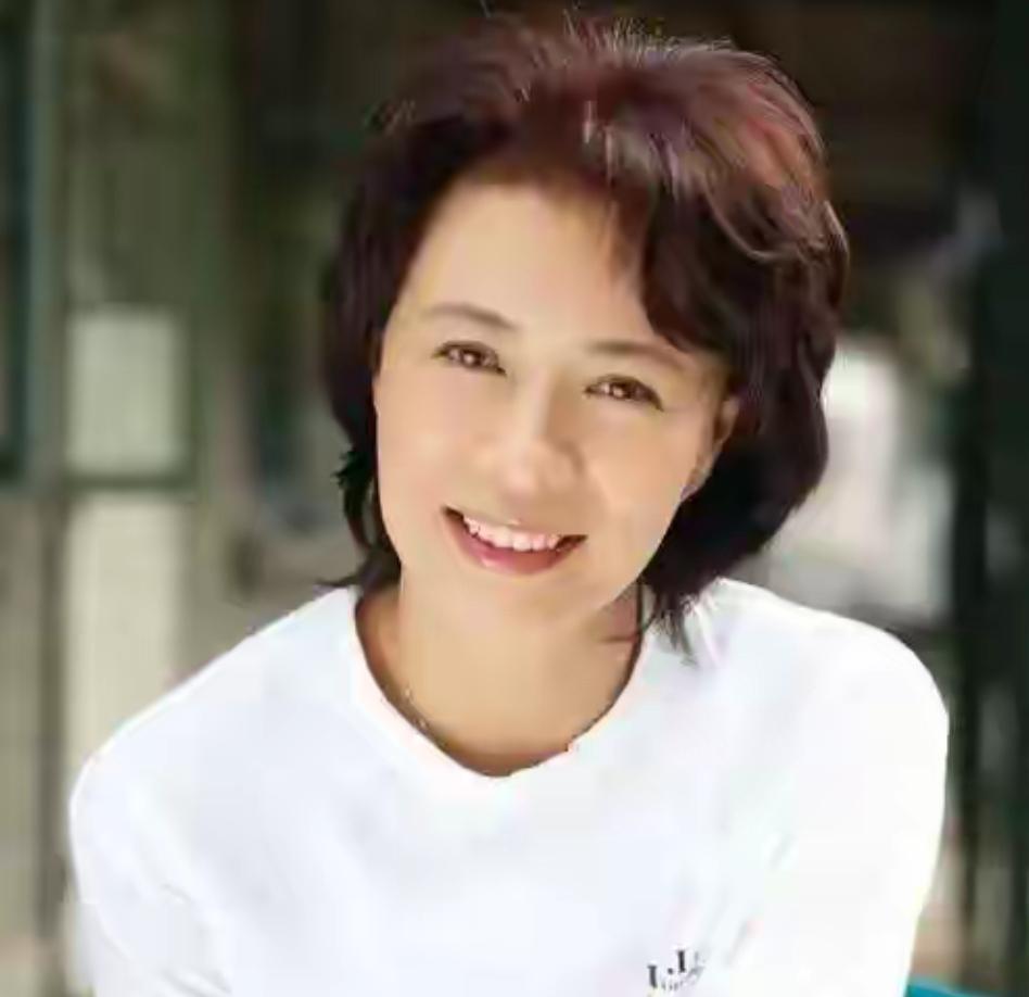 她是国家一级演员，与富豪结婚40年零绯闻，儿子帅气是她的骄傲
娱乐
