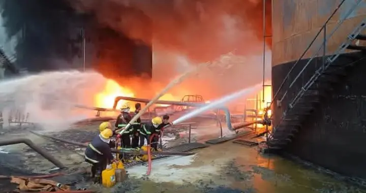 消防员在这种大火面前显得太渺小！缅甸马圭一炼油厂发生火灾