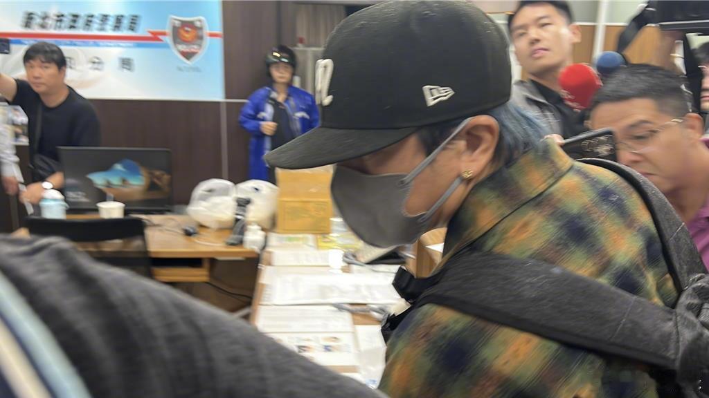 柯佳嬿老公机场被拘提谢坤达一下飞机就被拘 据台媒，涉嫌逃兵役的谢坤达于今早抵达桃