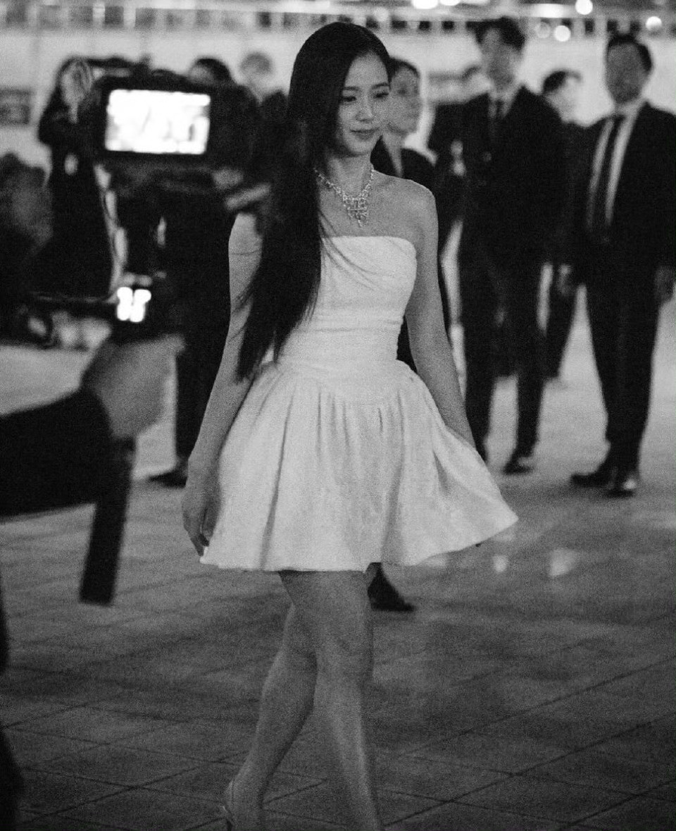 前年今日这套造型真的美得不像样。 